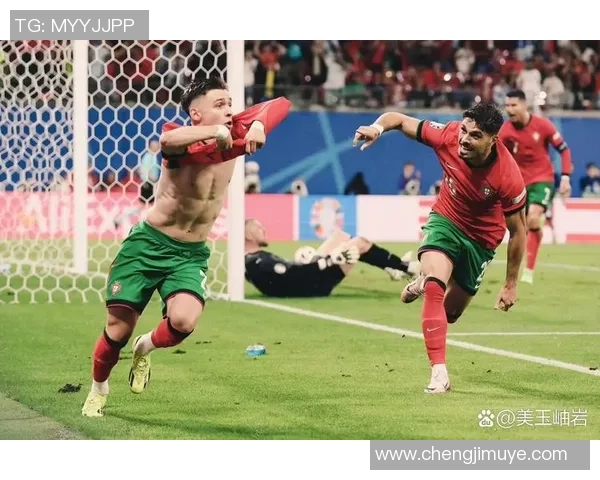 在绿茵场上沉思的足球明星与他们的发呆时光